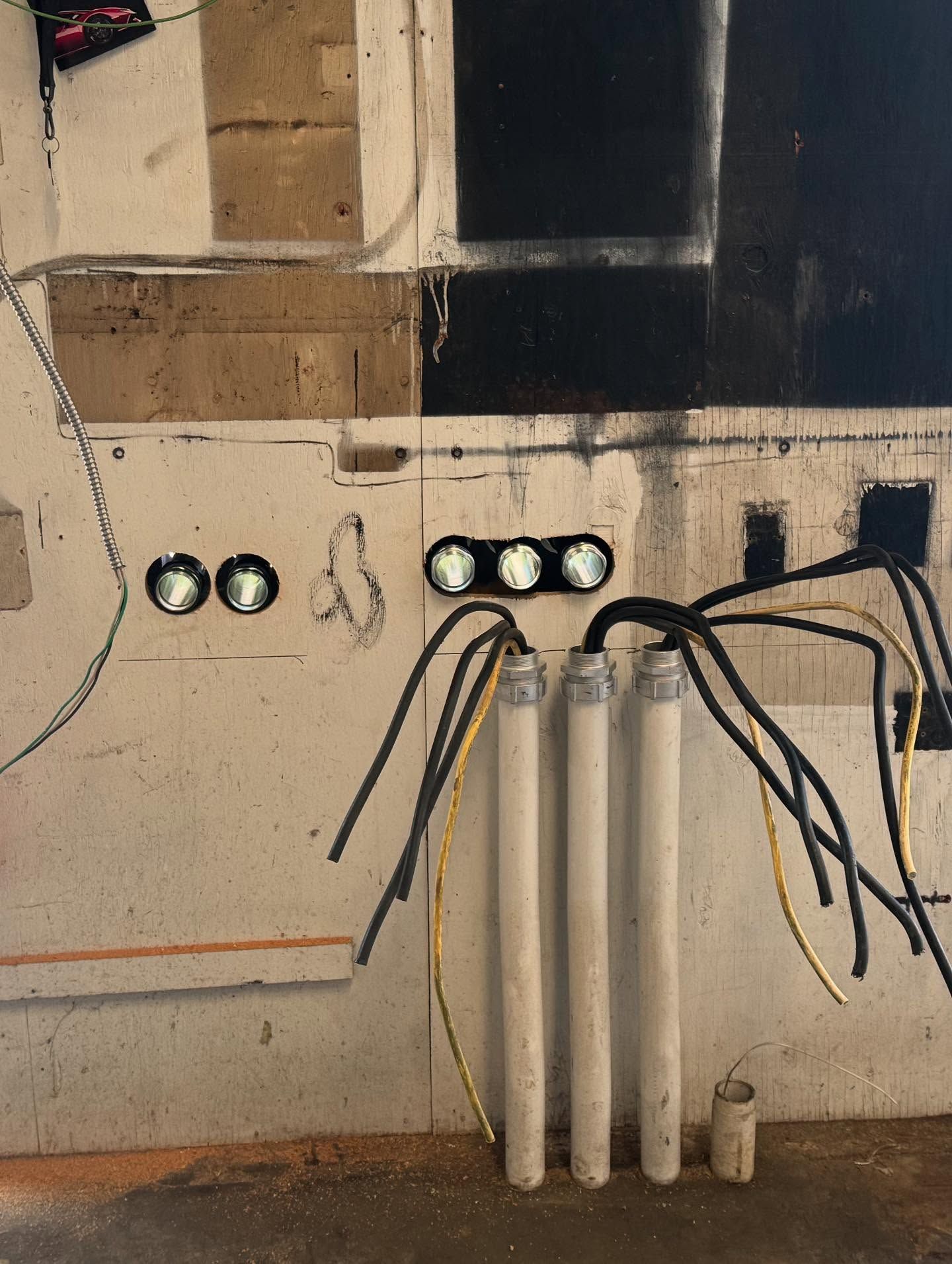 A wooden fence is sitting in the middle of a grassy field.