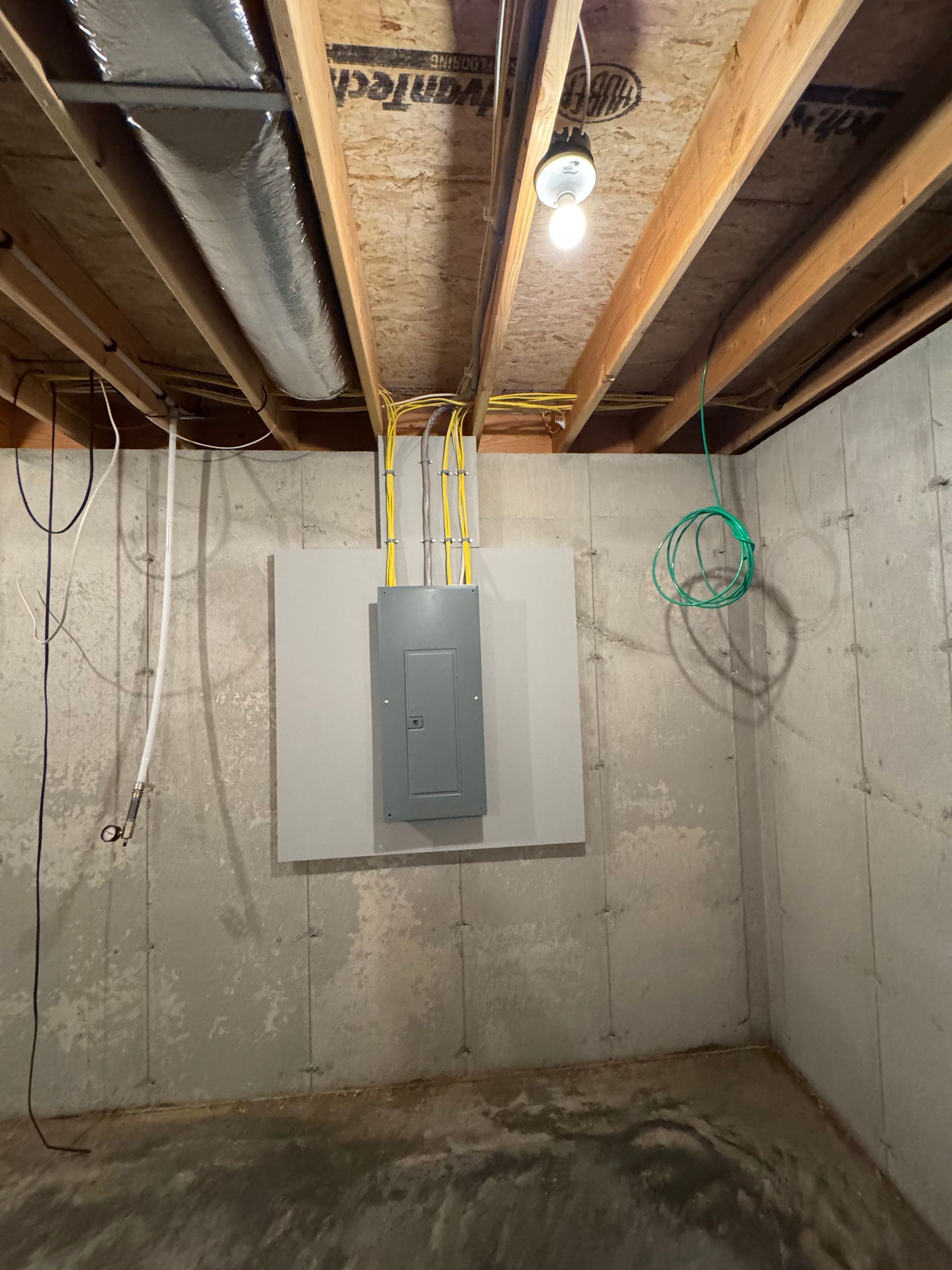 A wooden fence is sitting in the middle of a grassy field.