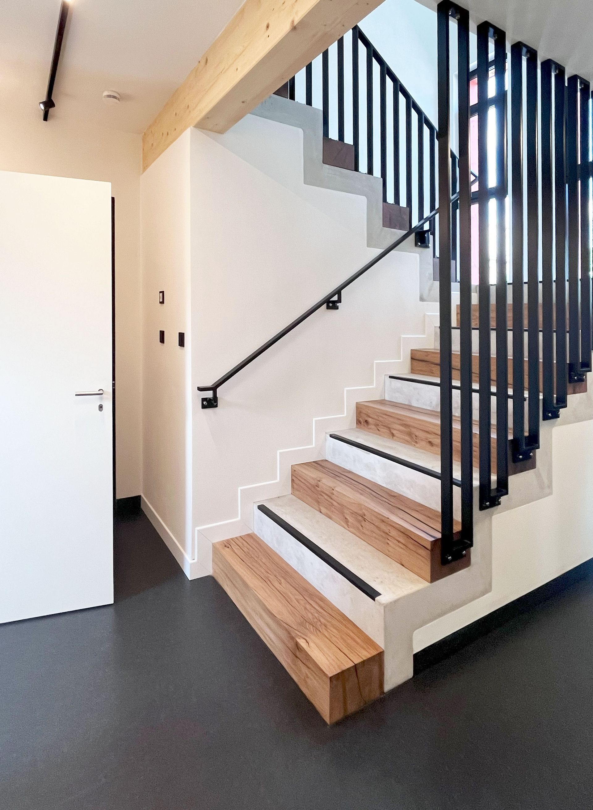 Eine Treppe mit Holzstufen und einem Metallgeländer