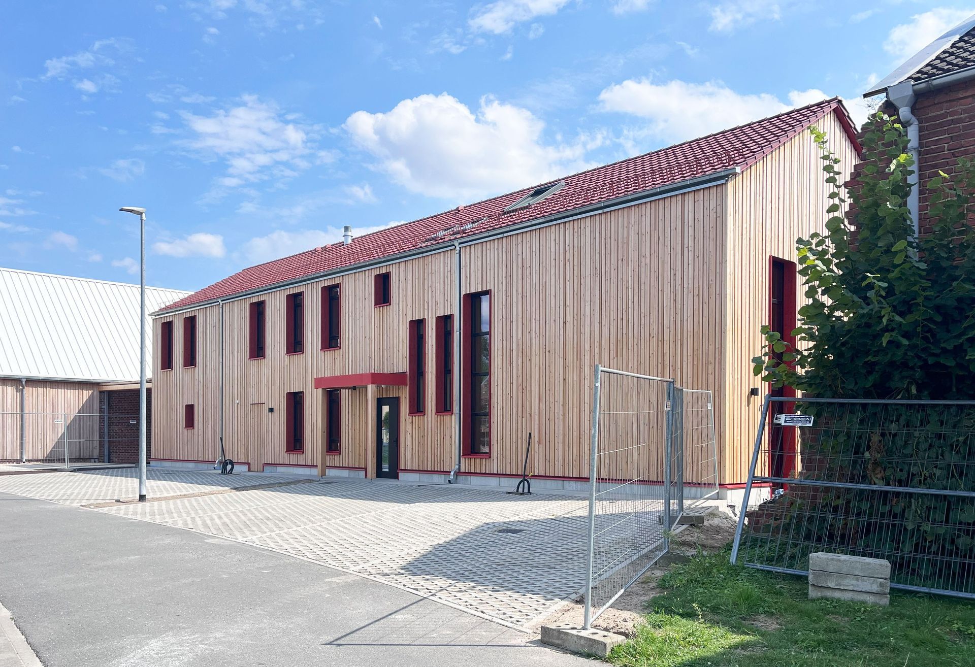 Es entsteht ein großes Holzgebäude mit rotem Dach.