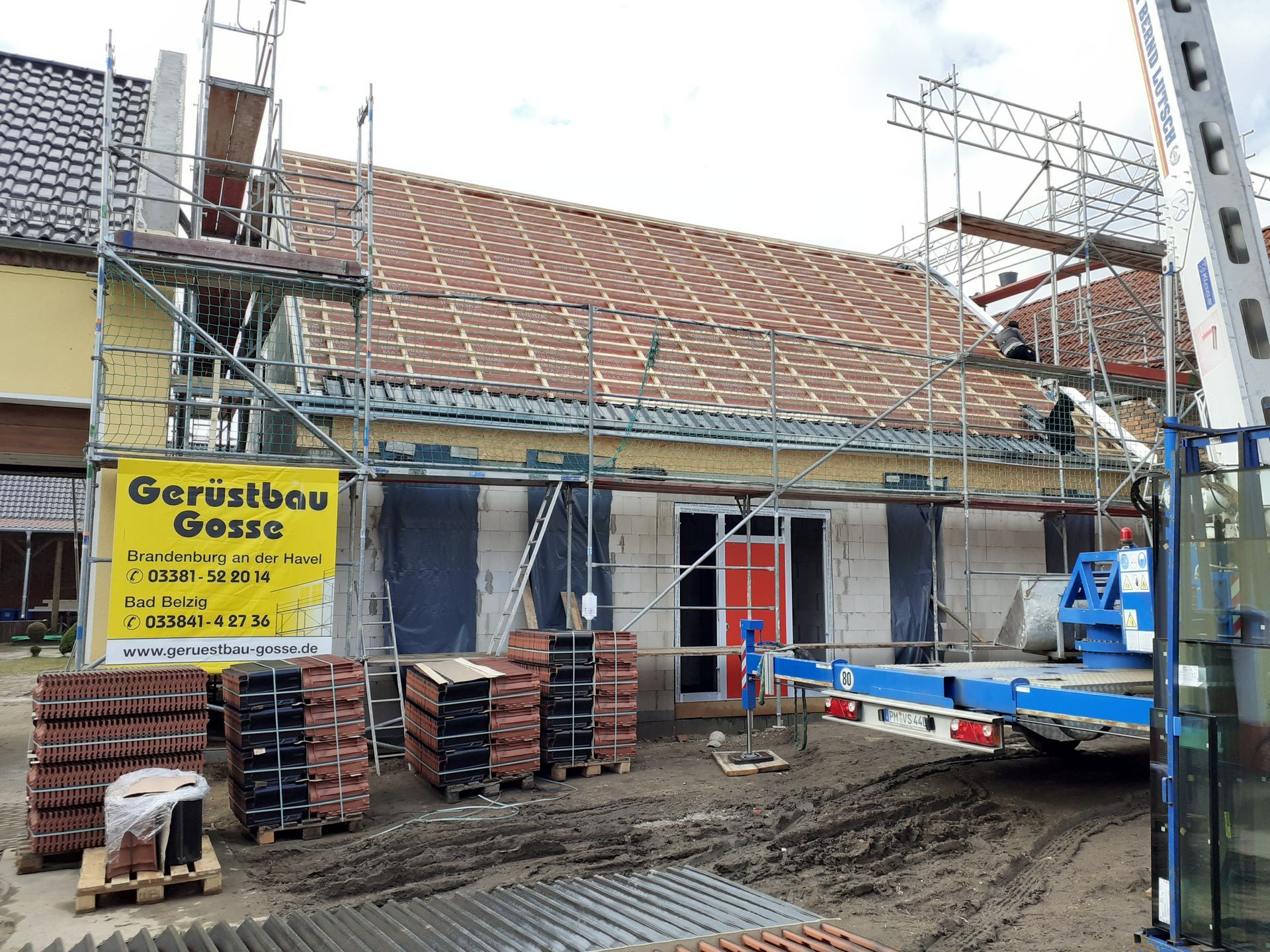 Ein LKW steht vor einem im Bau befindlichen Gebäude.