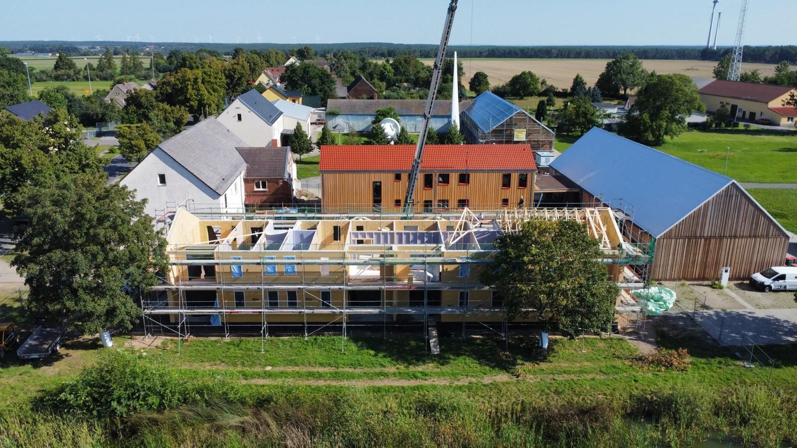 Eine Luftaufnahme eines im Bau befindlichen Hauses in einer ländlichen Gegend.