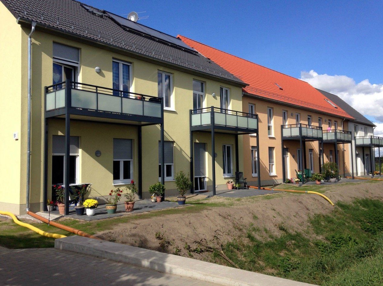 A row of houses with balconies on the side of them
