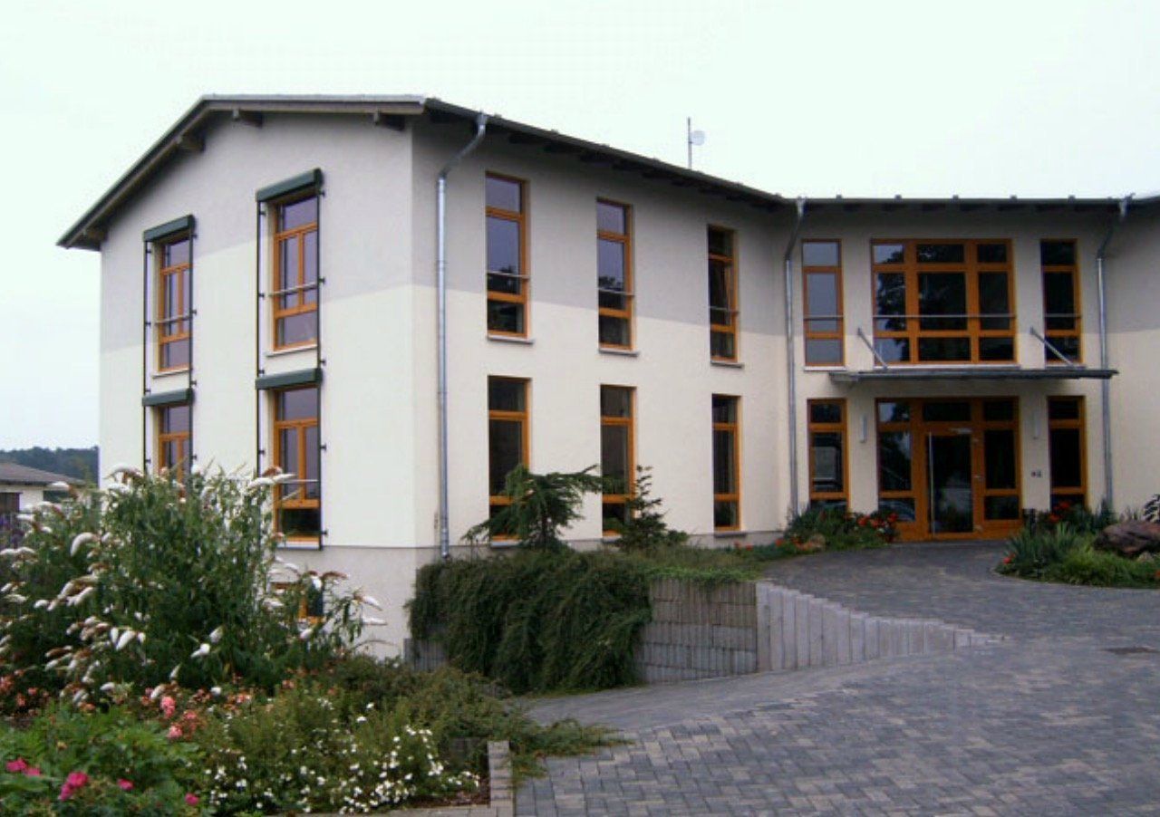 A large white building with a lot of windows