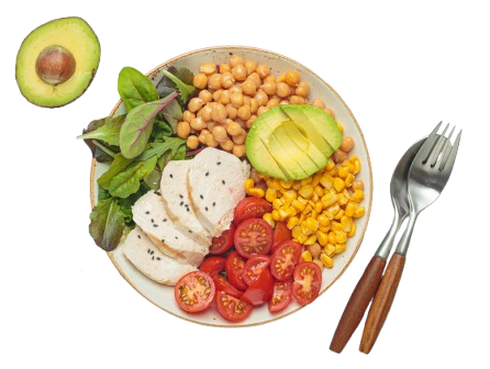 Insalatiera con ceci, avocado, mais, pomodori, verdure, pollo a fette, mezzo avocado e posate.