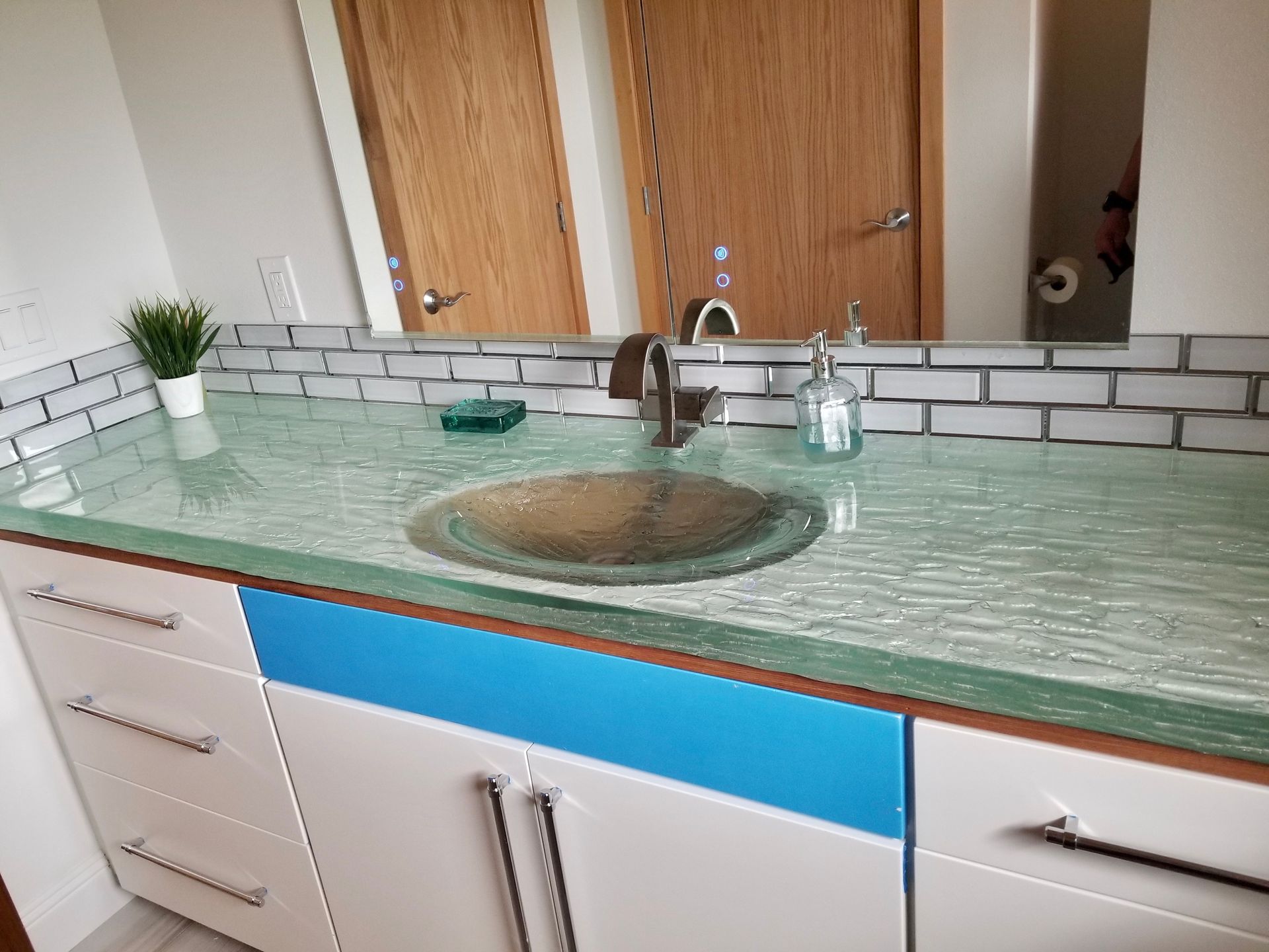 A bathroom with a sink and a mirror.