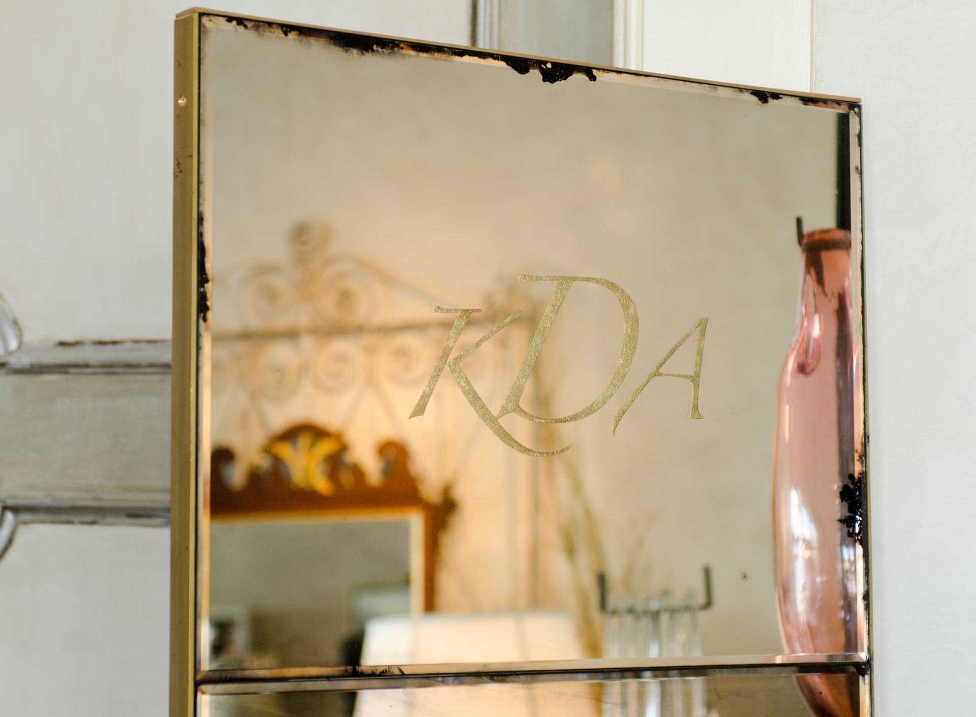 A mirror with the letters kda on it