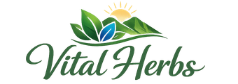 Logotipo de Vital Herbs con hojas verdes, un sol y texto cursivo sobre un fondo claro.
