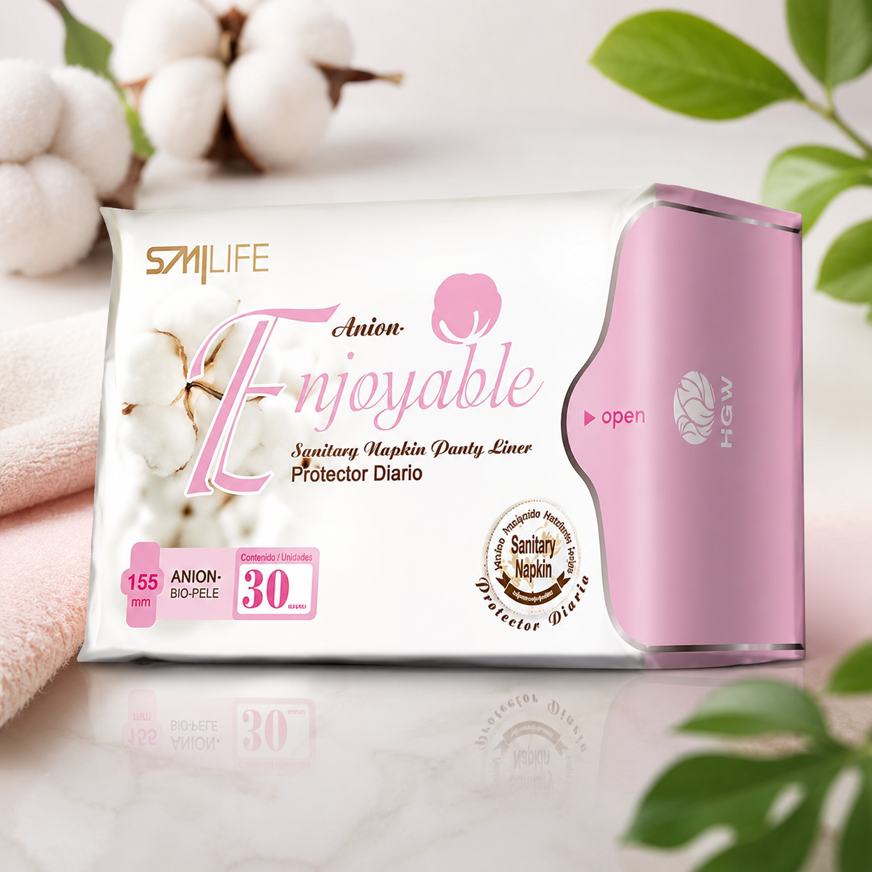 Paquete de pañales E1 Enjoyable rosa y blanco con dispensador rosa a juego sobre fondo floral.
