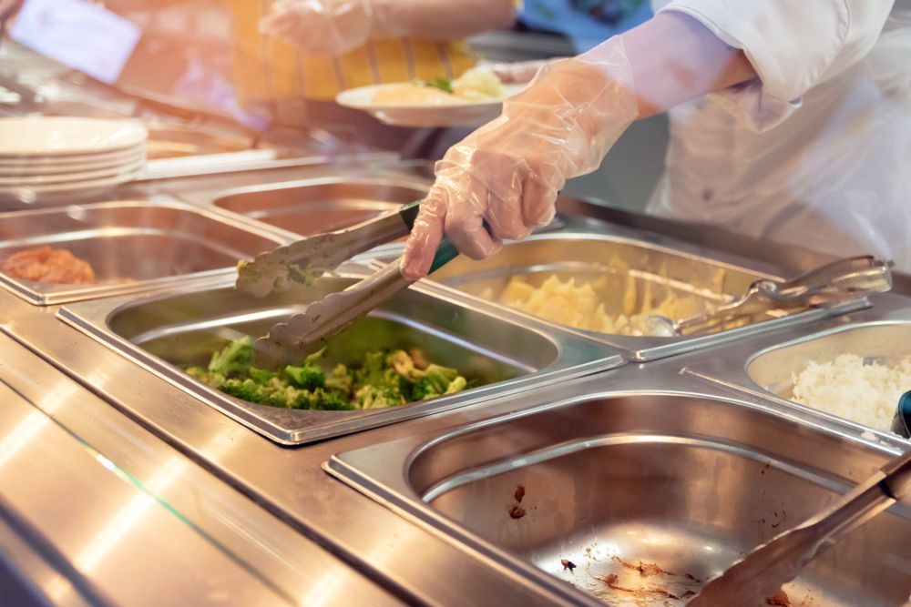 Balanced hot meal for primary school children
