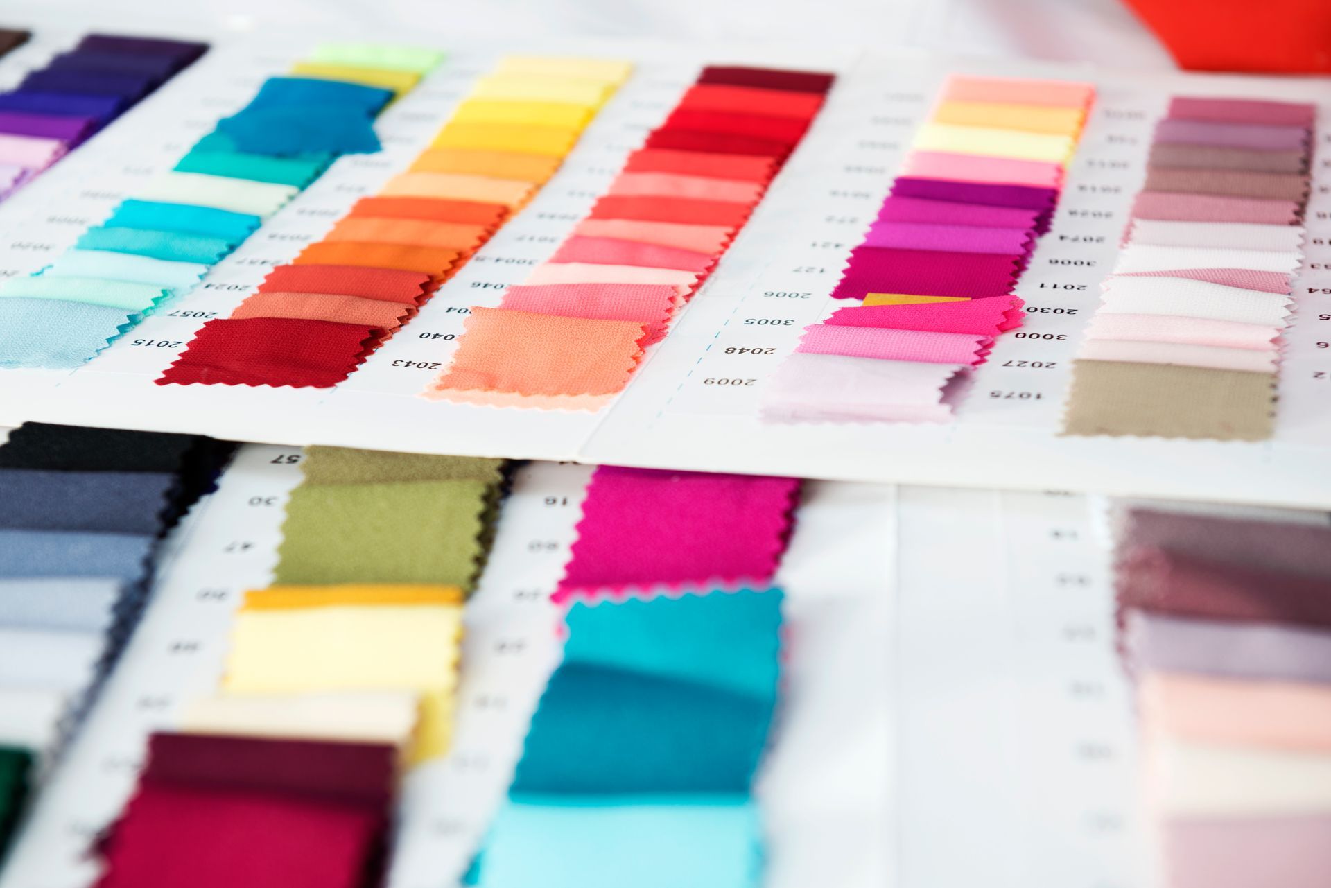 Un mucchio di campioni di tessuto di diversi colori su un tavolo