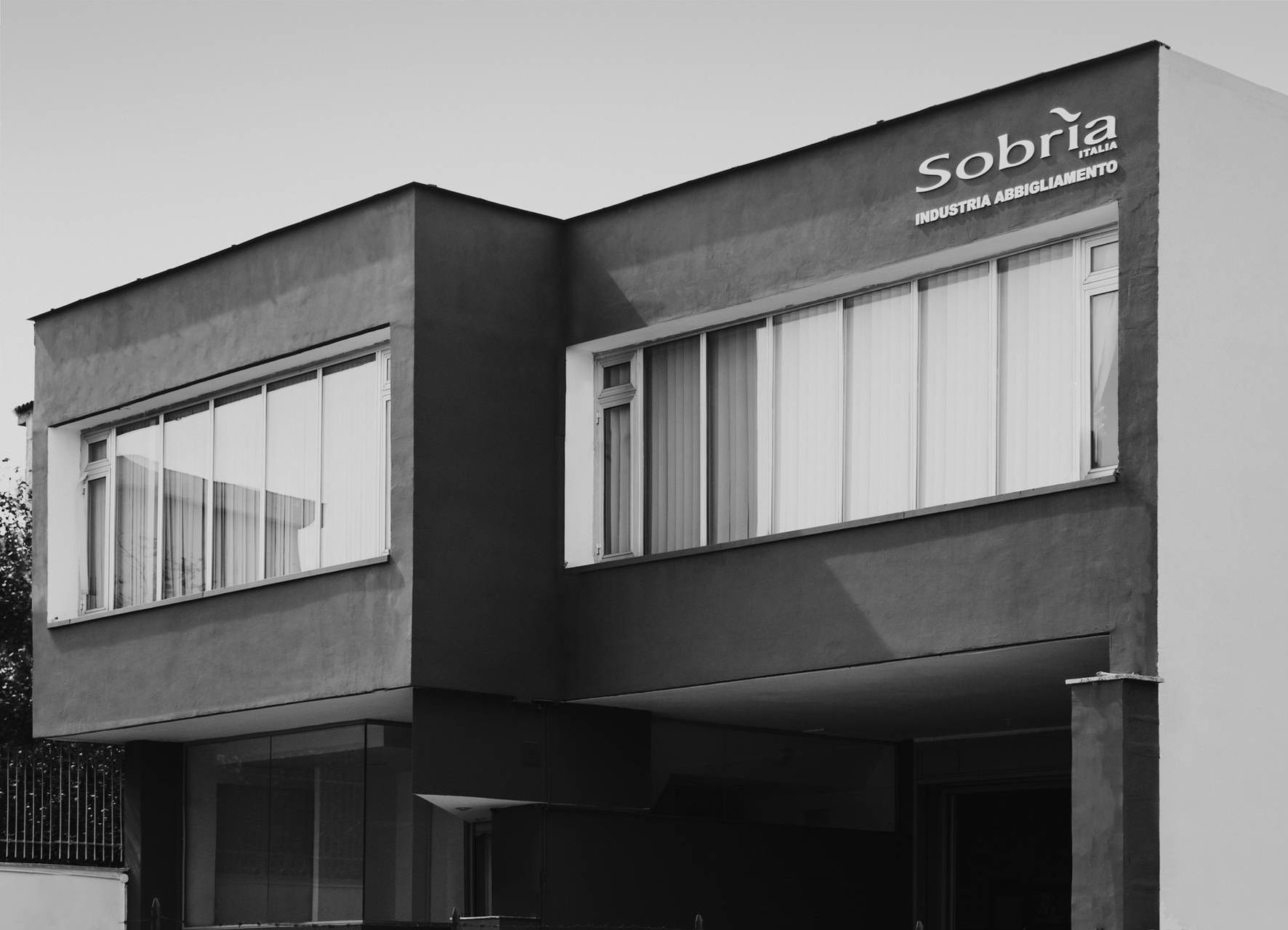 Una foto in bianco e nero di un edificio chiamato sabia