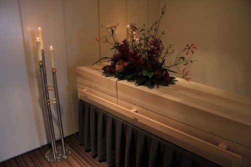 camera ardente con fiori e candele