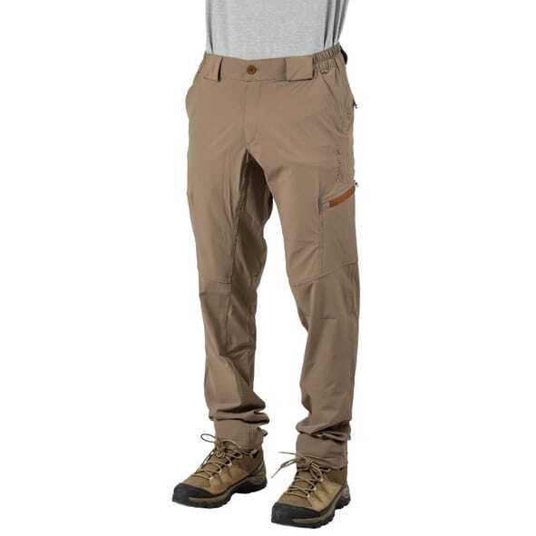 Un hombre que lleva pantalones caqui y botas de montaña