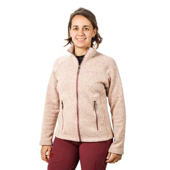 Una mujer que lleva una chaqueta rosa y pantalones granates.