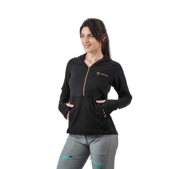 Una mujer lleva una sudadera con capucha negra y pantalones grises.