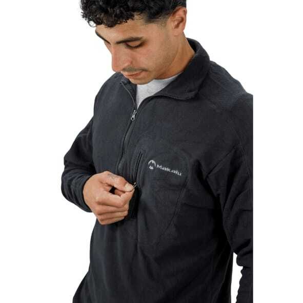 Un hombre lleva una chaqueta Columbia negra.