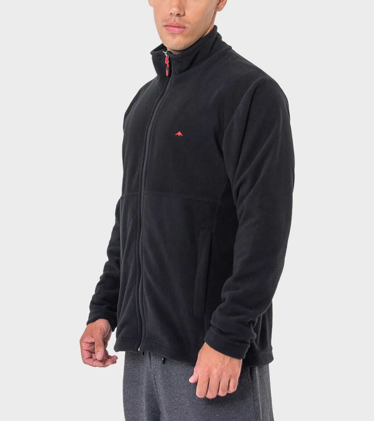 Un hombre que llevaba una chaqueta negra y pantalones grises.