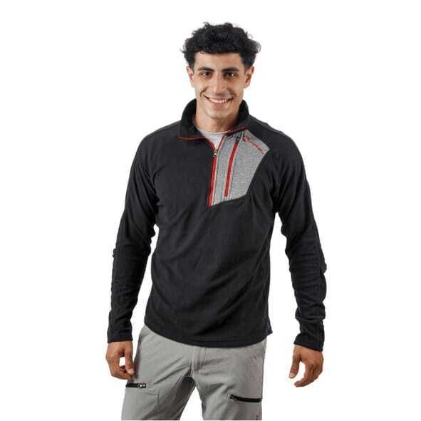 Un hombre que llevaba una camisa negra y pantalones grises