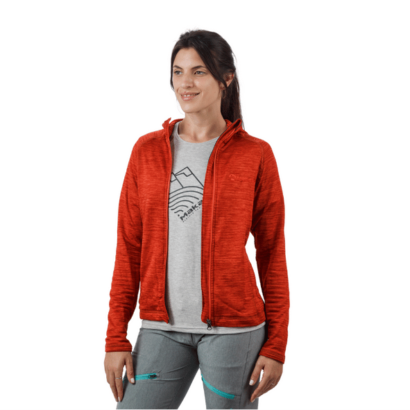 Una mujer que lleva una chaqueta roja y una camisa gris