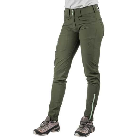 Una mujer vestida con una camisa blanca y pantalones verdes