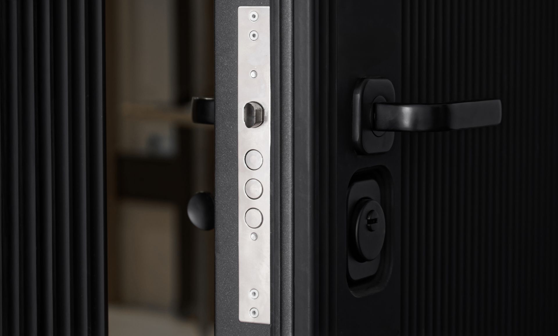 Porte noire avec mécanisme de verrouillage argenté et poignée noire.