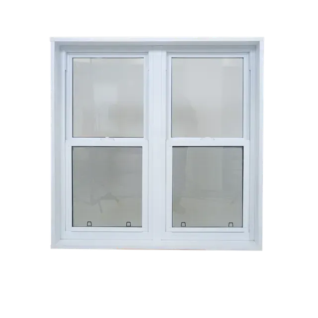 Fenêtre à guillotine blanche à deux vitres et moustiquaires.