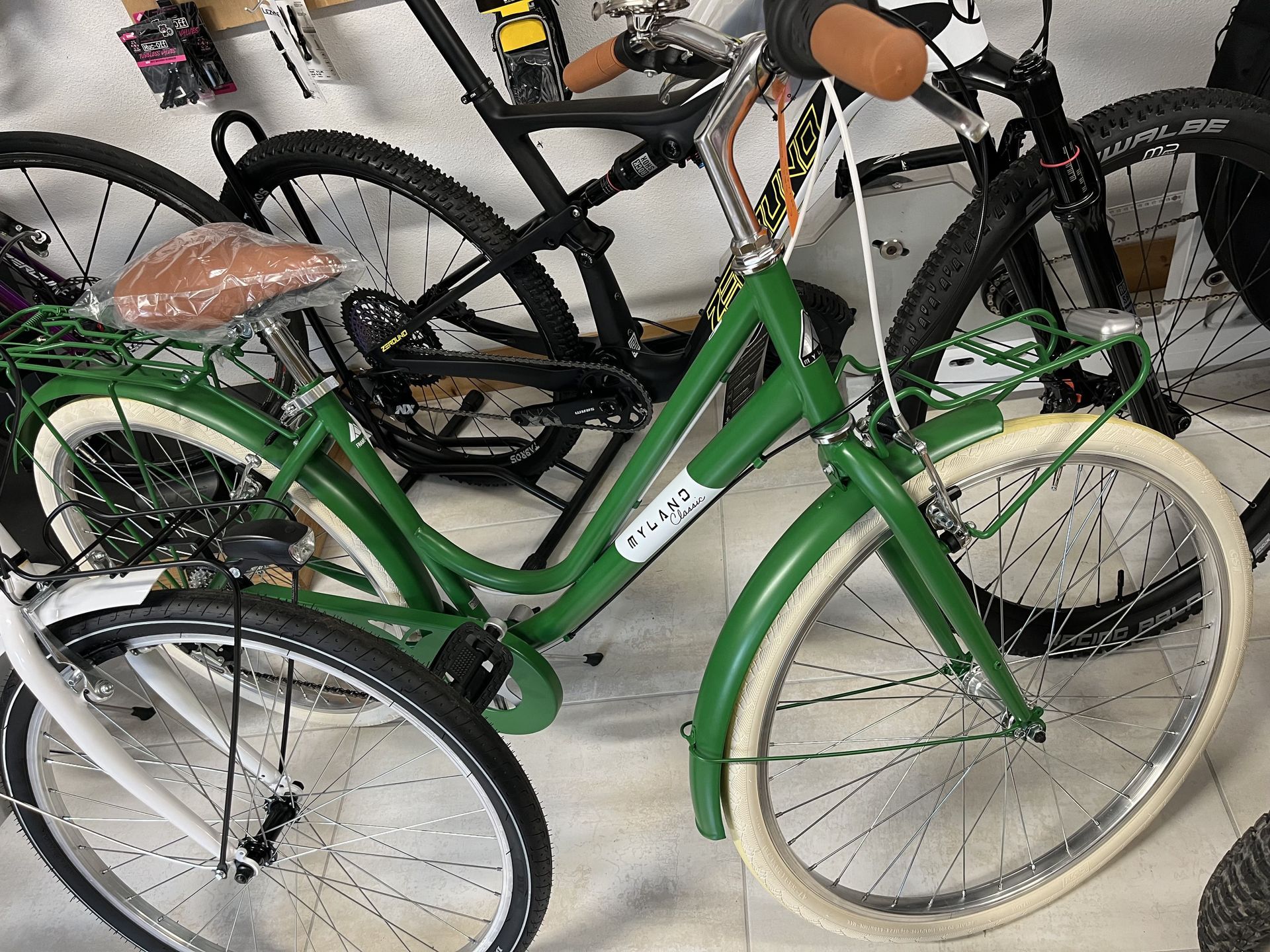 Persona che lavora con un attrezzo sugli ingranaggi di una bicicletta in un'officina.