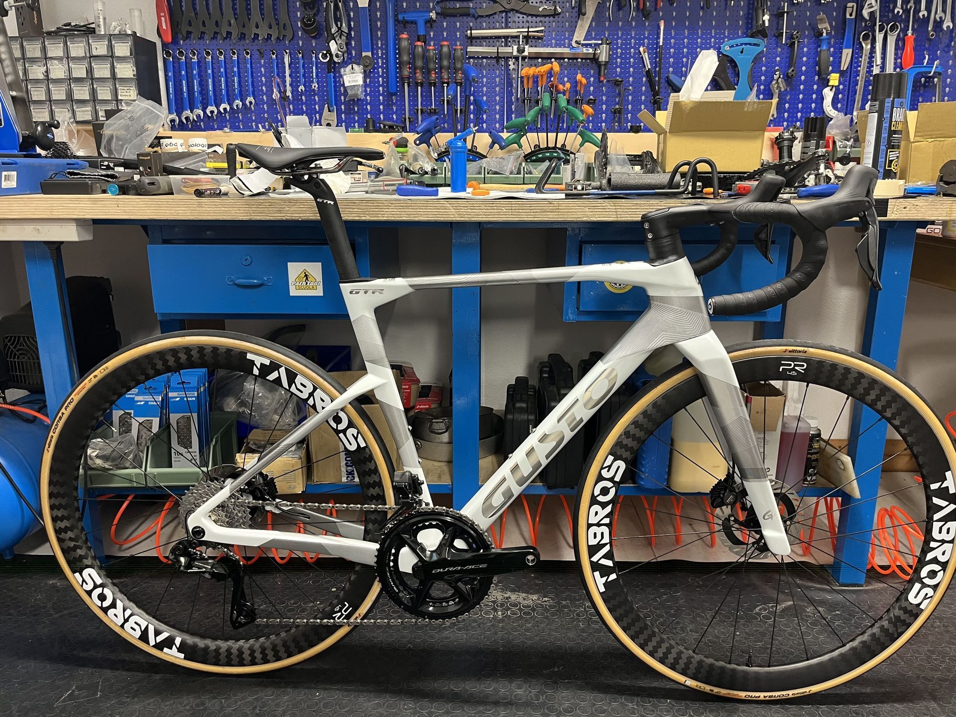 Bicicletta elettrica verde da interno, con pneumatici e accessori neri.