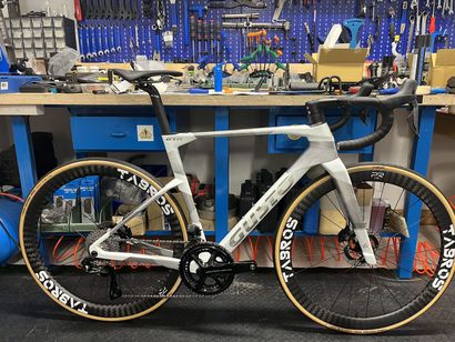 Bicicletta elettrica verde da interno, con pneumatici e accessori neri.