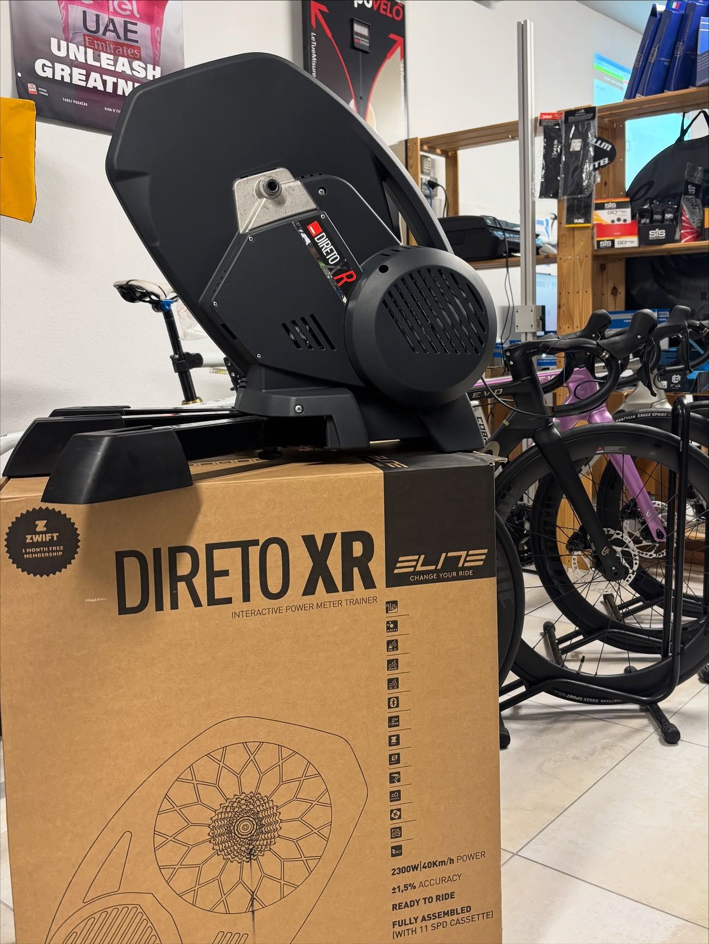 Bicicletta nera con lucchetto sulla ruota anteriore, all'aperto.