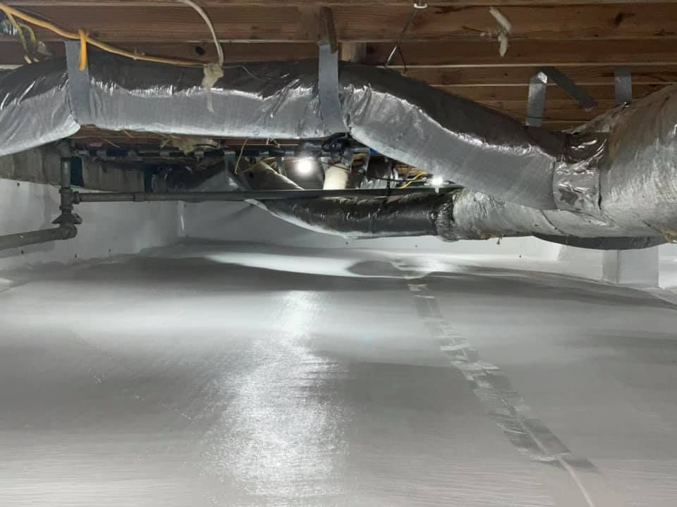 The ceiling of a basement with a lot of pipes coming out of it.