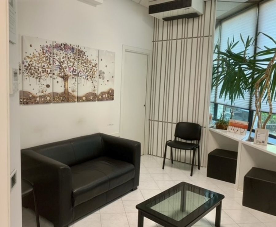 Sala d'attesa con divano