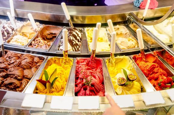 gelati in vari gusti esposti in bancone
