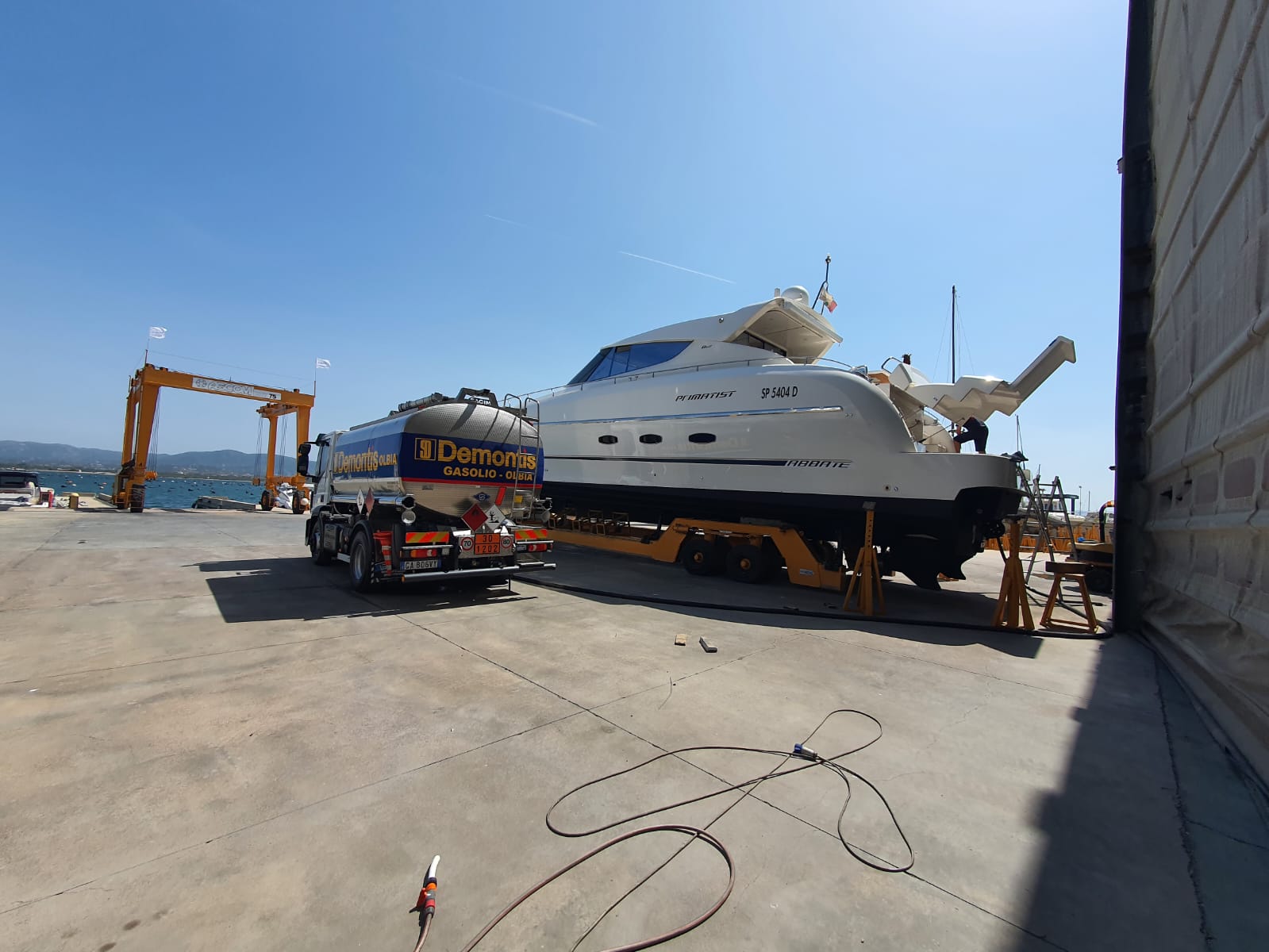 mezzi navali e terrestri