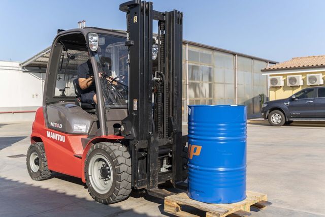 muletto trasporta botte di gasolio