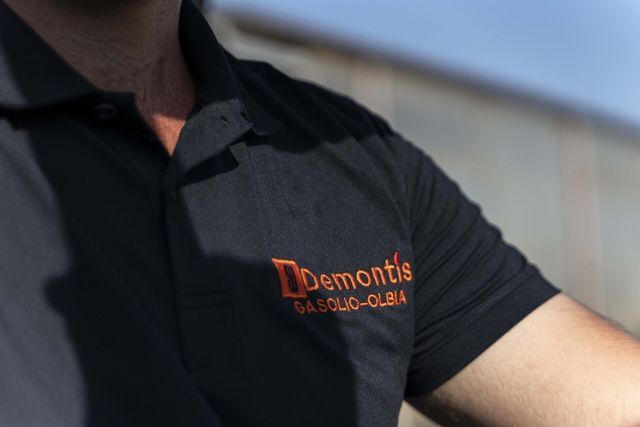 dettaglio maglietta aziendale