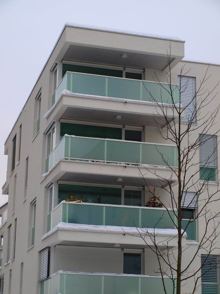 Wohnhaus mit Glasbalkonen