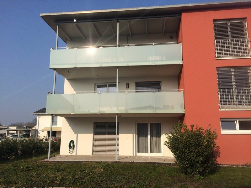 Gebäude mit Glasbalkon