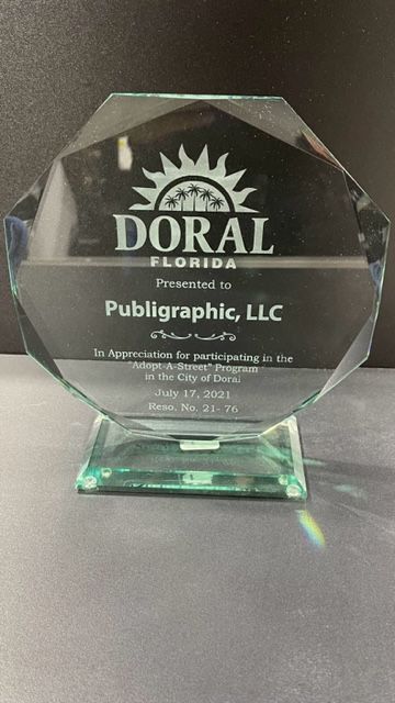 A glass plaque that says doral on it