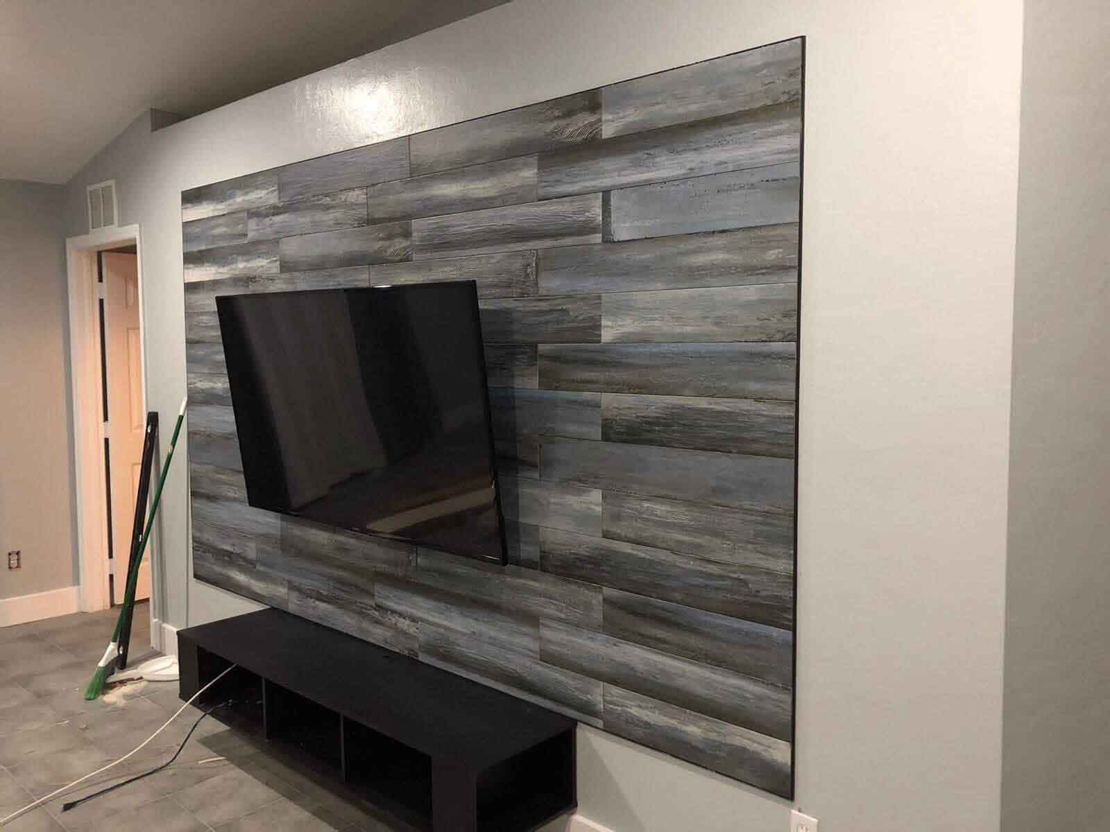 A living room with a flat screen tv mounted to the wall.