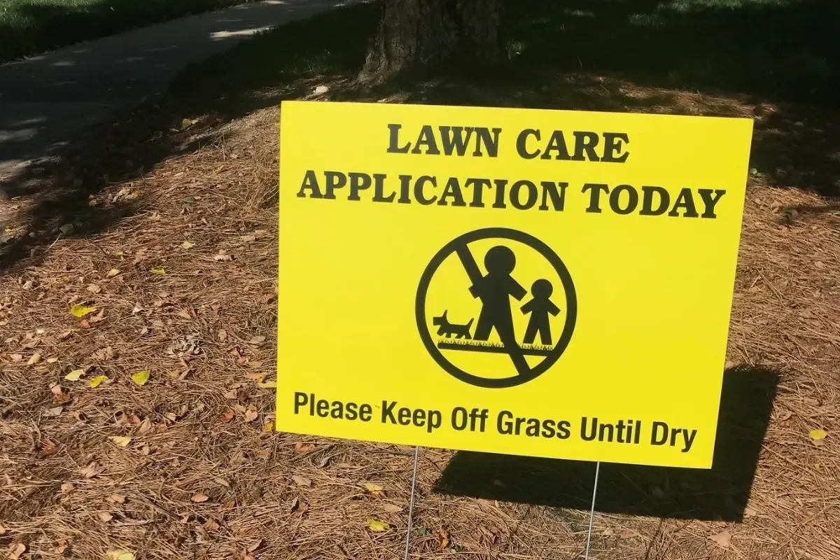 Sign that readslLawn care application today. Please keep off grass until dry.
