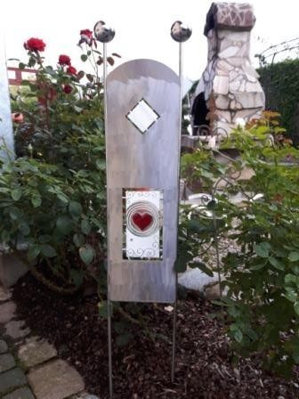 Eine Edelstahlskulptur mit einem Herz darauf