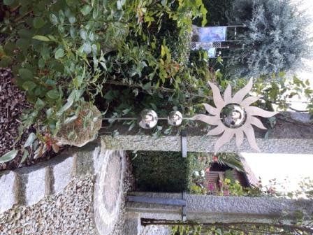 Eine Steinmauer mit einer sonnenförmigen Dekoration darauf