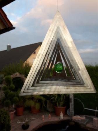 Ein Dreieck mit einer grünen Kugel darin