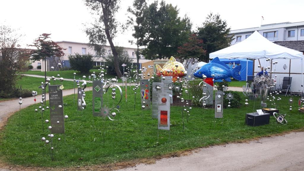 In einem Park werden viele Seifenblasen geblasen