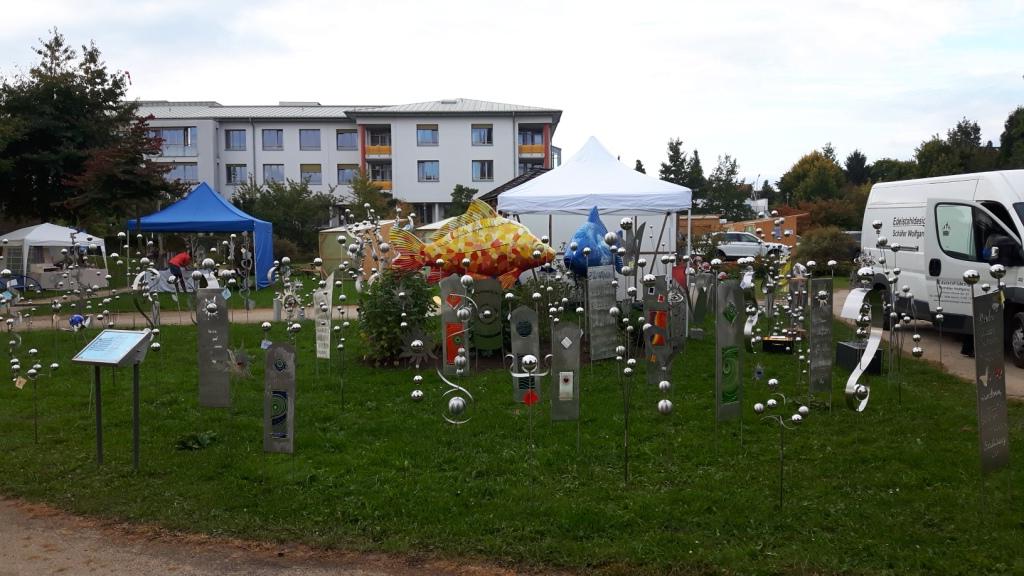 Ein weißer Lieferwagen steht im Gras vor einem Gebäude