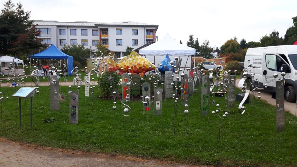 Ein weißer Lieferwagen steht im Gras vor einem Gebäude.