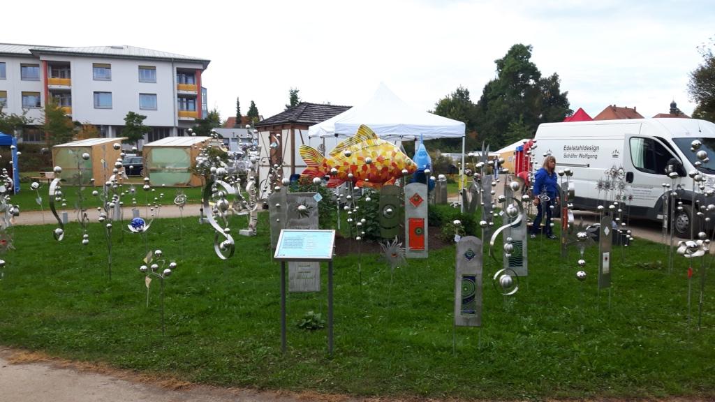 Ein weißer Lieferwagen steht im Gras vor einem Gebäude.