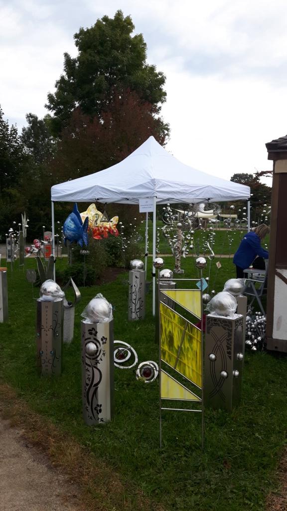 Ein weißes Zelt steht mitten auf einer Wiese